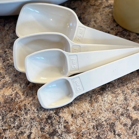 3 Pieces of Tupperware - Veggie Server with Cover, Measuring Spoons and Creamer - Picture 5 of 7
